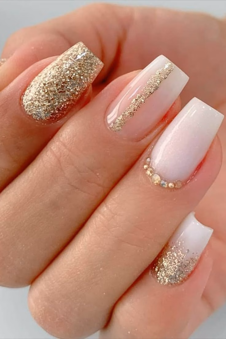Unhas com glitter dourado (Foto Reprodução)