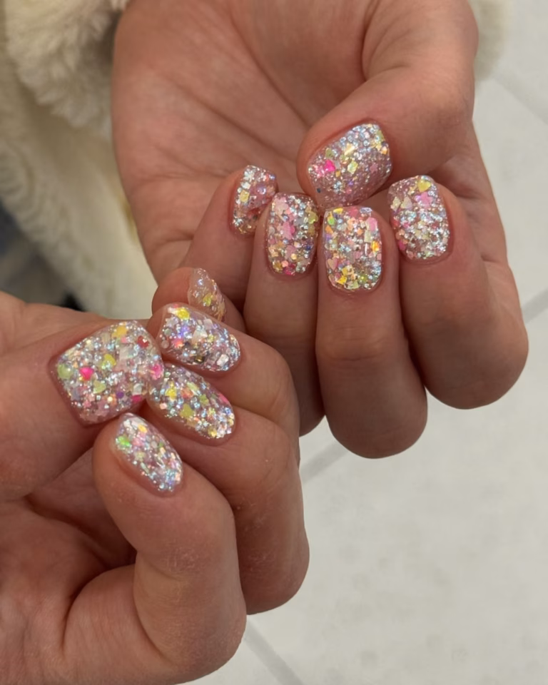 Unhas com glitter em maximalista (Foto: Reprodução)