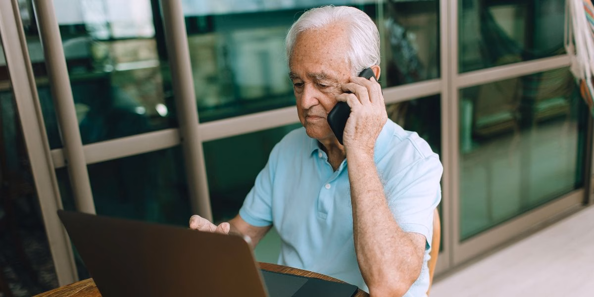 Idosos precisam aprender a mexer no celular (Reprodução: Divulgação) Idosos precisam aprender a mexer no celular (Reprodução: Divulgação)