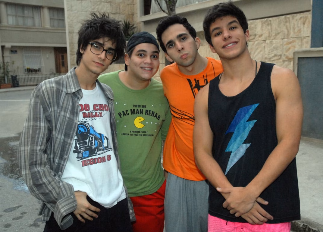 Rick Tavares na época de Malhação em 2010, ao lado de colegas de elenco (Foto: Reprodução / Globo) 