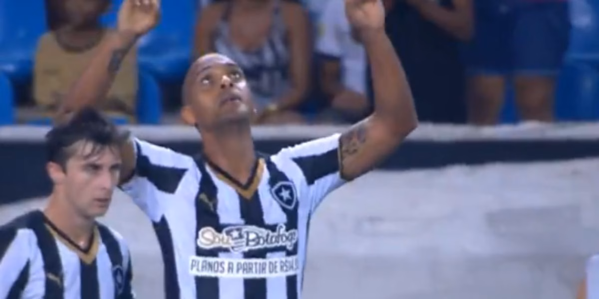 Tássio Maia dos Santos comemorando gol em 2015 (Reprodução: Globo)