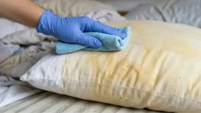 O que indica que é hora de trocar o travesseiro mesmo com a fronha limpa?