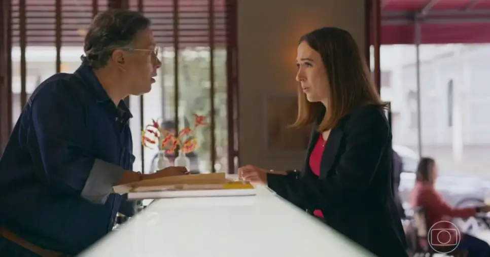 Nicolau enfrenta Pilar para defender Brigitte em Quem Ama Cuida (Foto: Reprodução/ Internet) Nicolau enfrenta Pilar para defender Brigitte em Quem Ama Cuida (Foto: Reprodução/ Internet)