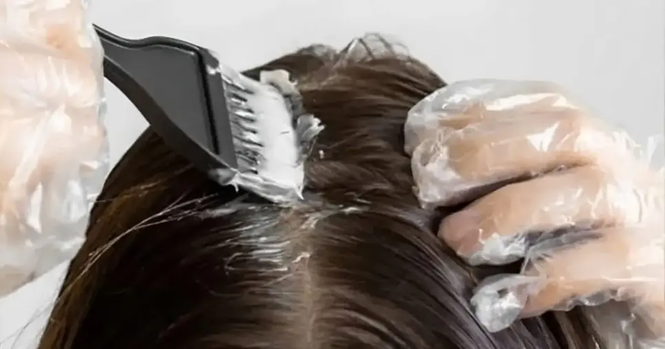 Como retocar a raiz do cabelo branco em casa (Foto: Reprodução/ Internet)