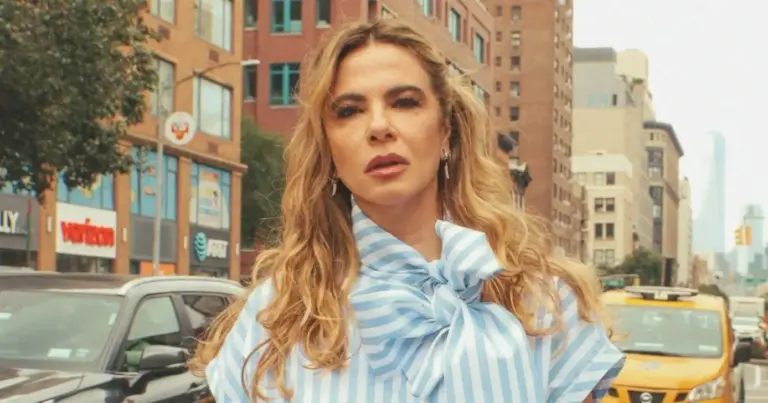 Luciana Gimenez abre o jogo sobre carreira e novo projeto: “Eu tô muito feliz” Luciana Gimenez abre o jogo sobre carreira e novo projeto: “Eu tô muito feliz”