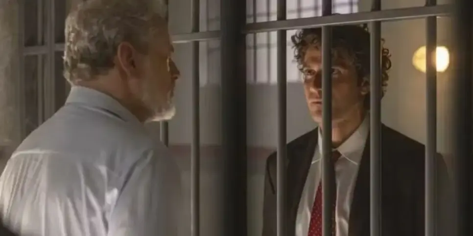 Pedro vai até Ademir na cadeia em "Quem Ama Cuida" (Foto Reprodução/Globo) Pedro vai até Ademir na cadeia em "Quem Ama Cuida" (Foto Reprodução/Globo)