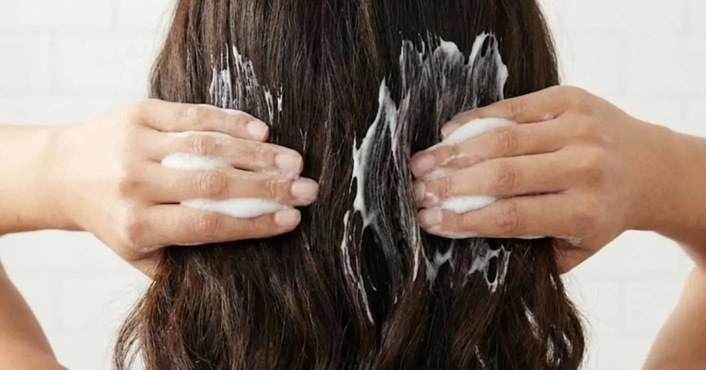 Cabelos mais escuros sem tintura: shampoo natural ajuda a disfarçar os fios brancos (Foto: Reprodução/Internet)
