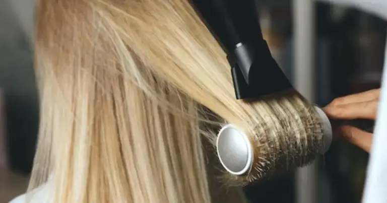 Técnica simples com secador promete aumentar o brilho e acabar com o frizz Técnica simples com secador promete aumentar o brilho e acabar com o frizz