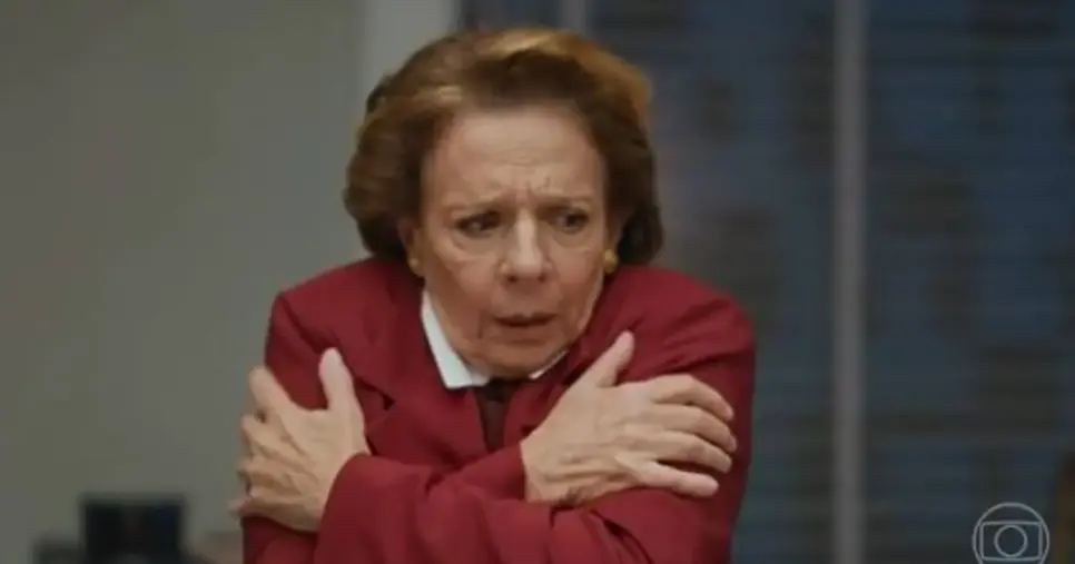 Diná fica aterrorizada com a manifestação do espírito de Francesca, em "Quem Ama Cuida" (Foto Reprodução/Globo) Diná fica aterrorizada com a manifestação do espírito de Francesca, em "Quem Ama Cuida" (Foto Reprodução/Globo)