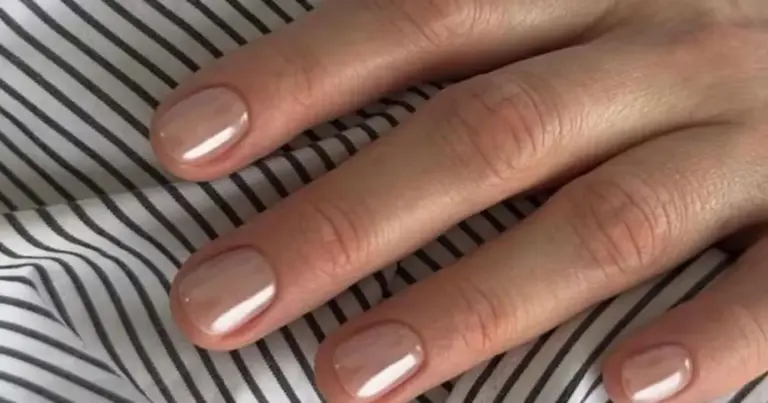 Unhas com efeito de vidro colorido: veja tendência inspirada nas lentes de óculos de sol Unhas com efeito de vidro colorido: veja tendência inspirada nas lentes de óculos de sol