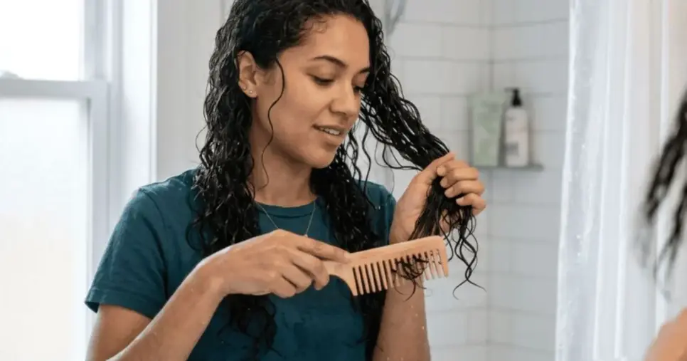 Cabelo sendo penteado Cabelo sendo penteado