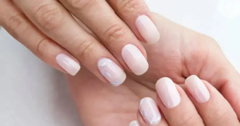 3 esmaltes que deixam as unhas com acabamento de gel sem sair de casa 3 esmaltes que deixam as unhas com acabamento de gel sem sair de casa