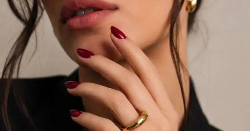 5 cores de esmalte para mulheres 45+ deixarem as mãos sofisticadas e renovarem o visual