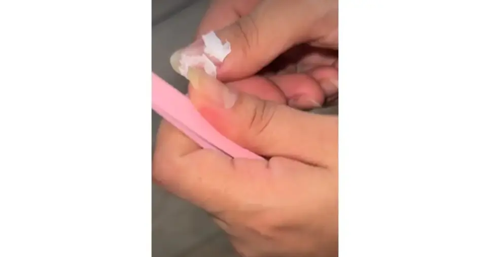 Coloque um pedaço de papel na unha Coloque um pedaço de papel na unha