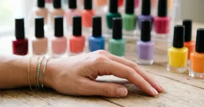 Unhas curtas: 4 cores de esmalte que deixam as mãos mais bonitas