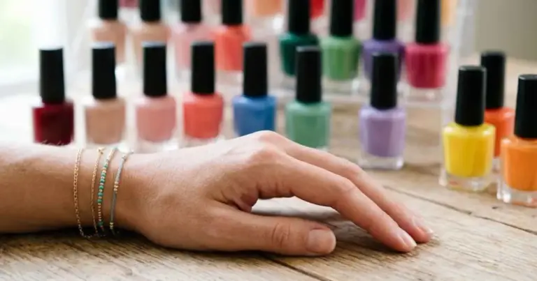 Unhas curtas: 4 cores de esmalte que deixam as mãos mais bonitas
