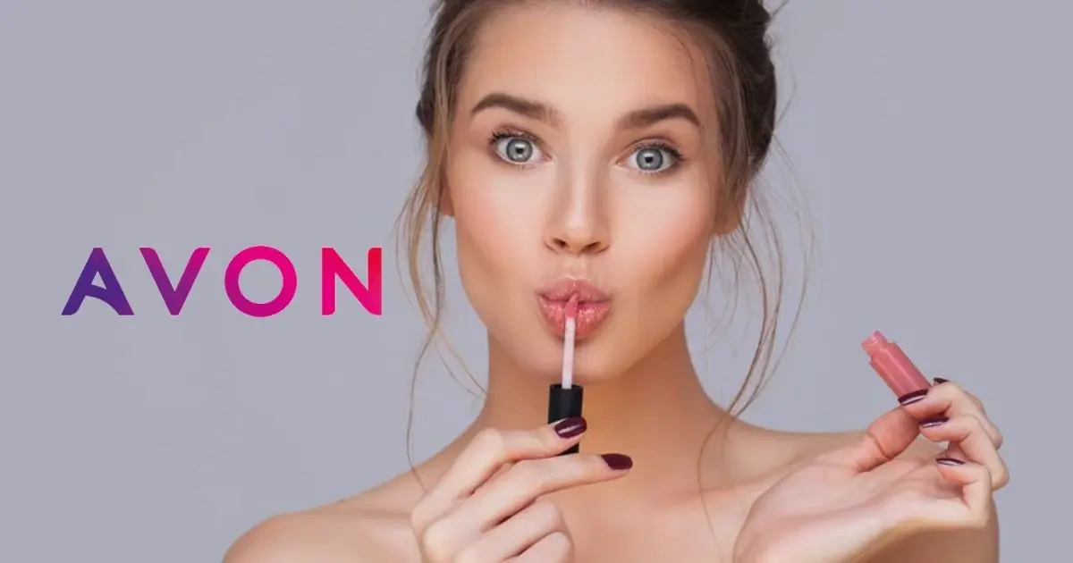 Mulher passando gloss - Avon (Foto: Reprodução)