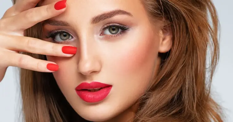 Batom e unhas elegantes: 4 combinações para ir do trabalho ao encontro
