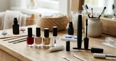 Cola de cílios, máscaras e produtos para unhas: Itens de beleza podem causar lesões oculares