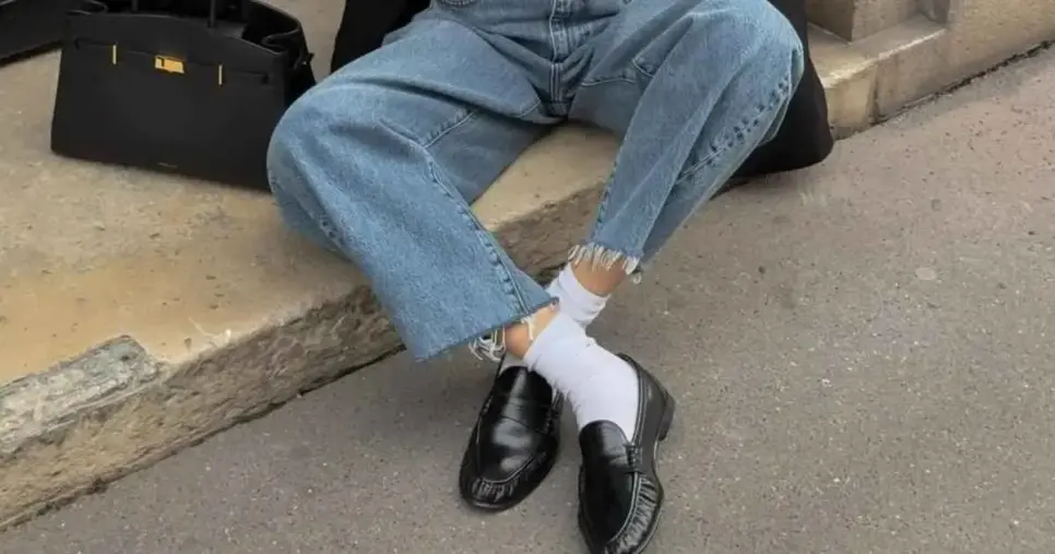 Jeans com mocassim e meias aparentes (Foto: Reprodução)