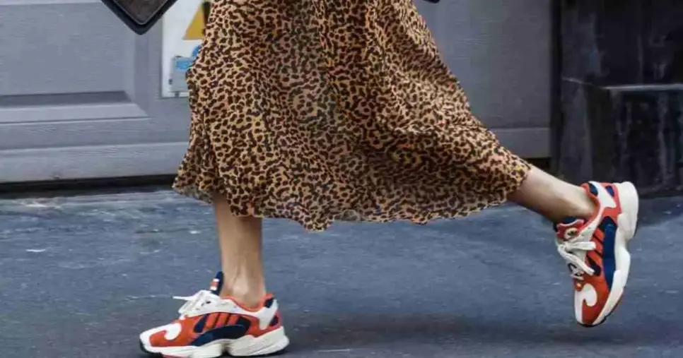 Vestido mídi com sapatos confortáveis (Foto: Reprodução) Vestido mídi com sapatos confortáveis (Foto: Reprodução)