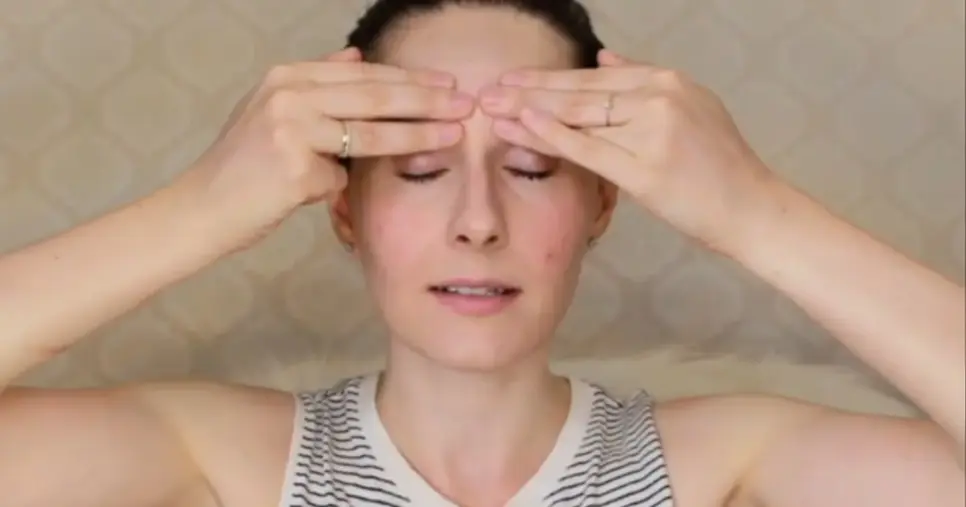 A youtuber ensinando o passo a passo da massagem facial (Foto: Reprodução/ Internet) A youtuber ensinando o passo a passo da massagem facial (Foto: Reprodução/ Internet)