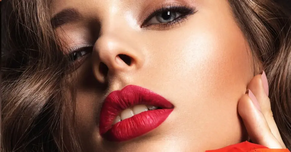 Mulher com batom vermelho (Foto; Canva) Mulher com batom vermelho (Foto; Canva)