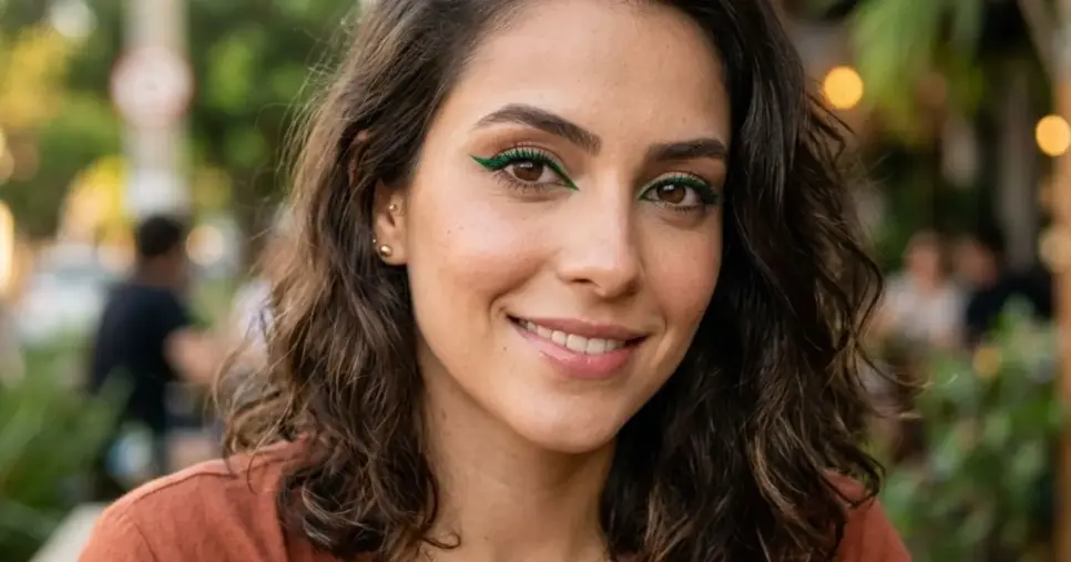 Mulher com delineado verde (Foto: Montagem TV Foco / GMN)