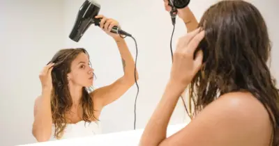 Frizz no cabelo: Como usar o secador para alinhar os fios