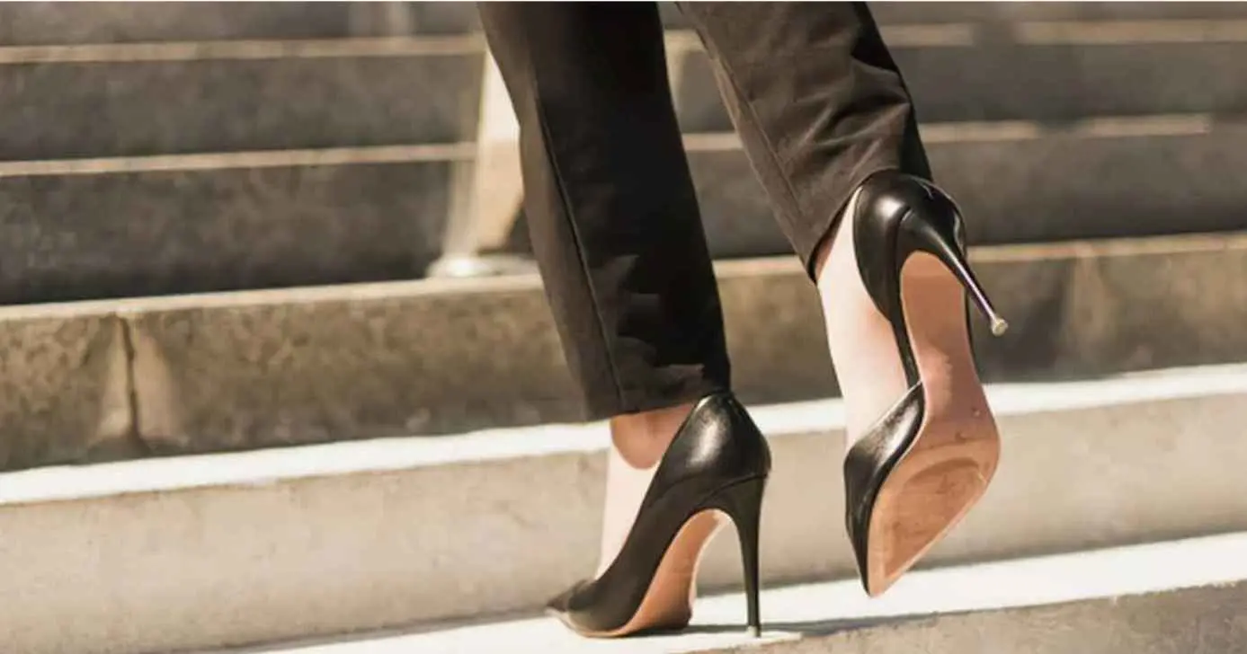 Mulher usando salto alto (Foto: Canva)