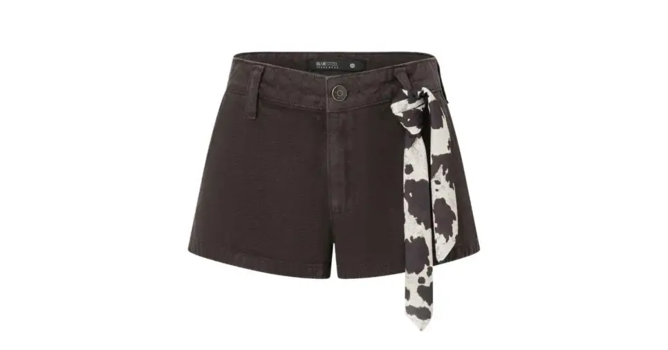 Short Curto em Sarja com Lenço Animal Print Vaca Marrom (Foto: Renner) Short Curto em Sarja com Lenço Animal Print Vaca Marrom (Foto: Renner)