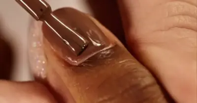 Esqueça o palito: Produto ajuda a limpar os cantinhos das unhas com esmalte facilmente