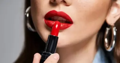 Batons para mulheres acima do 50: 5 cores que rejuvenescem e disfarçam linhas de expressão