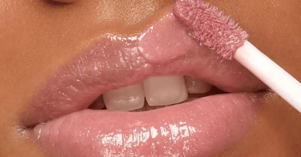 Gloss com ácido hialurônico: produto viral promete deixar os lábios mais volumosos