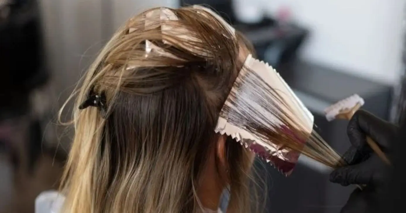 Cabelos brancos sem tinta: 2 receitas caseiras que podem ajudar (Foto: Reprodução/Internet)