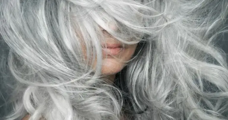 Fim do frizz: Como deixar o cabelo branco saudável e livre de ressecamento Fim do frizz: Como deixar o cabelo branco saudável e livre de ressecamento