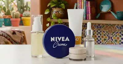 Combo anti-idade: Descubra quais produtos baratinhos combinar com a latinha azul da Nívea para renovar a pele