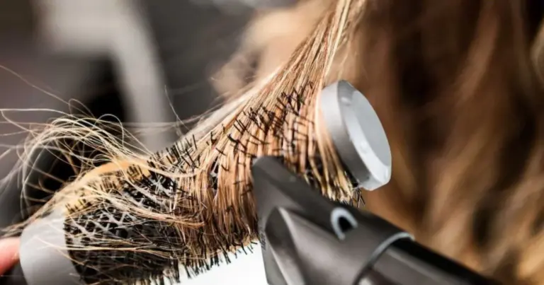 Escova no cabelo sozinha: Dicas para fazer e ter resultado de salão Escova no cabelo sozinha: Dicas para fazer e ter resultado de salão