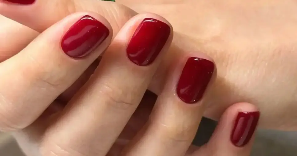 Esmalte vermelho para unhas curtas (Foto: Reprodução/ Internet)