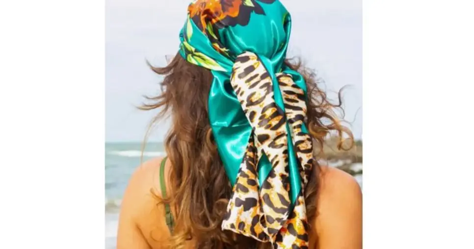 Lenço na cabeça combinando com um biquíni verde Lenço na cabeça combinando com um biquíni verde