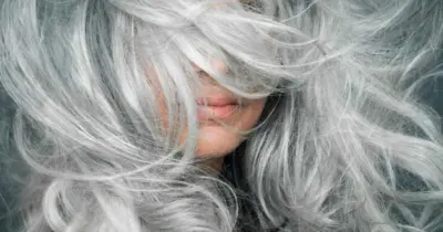 Grisalho de luxo: Tratamento de R$50 deixa o cabelo branco impecável