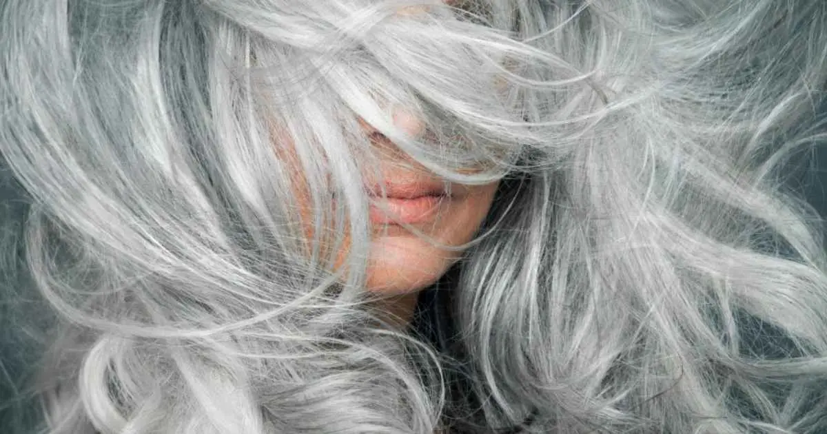 Cabelo branco impecável (Foto: Reprodução)