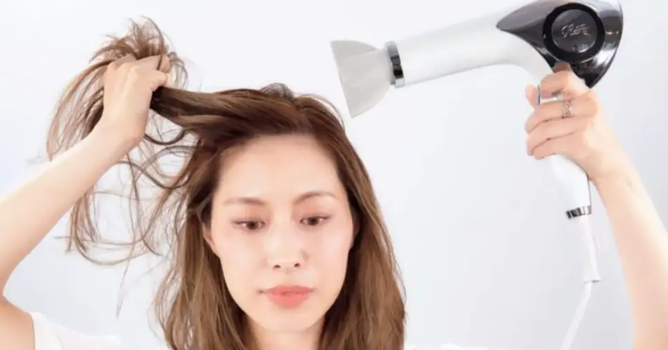 Cabelo sendo secado Cabelo sendo secado