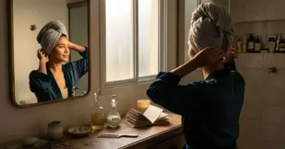 Sem custo: Solução caseira com apenas uma camiseta zera todo o frizz do cabelo após a lavagem