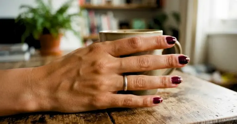 Seu esmalte vive descascando no mesmo lugar? Suas unhas podem estar tentando te dar este aviso Seu esmalte vive descascando no mesmo lugar? Suas unhas podem estar tentando te dar este aviso